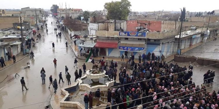 İşgalciler Girê Spî’de sivilleri tutukluyor