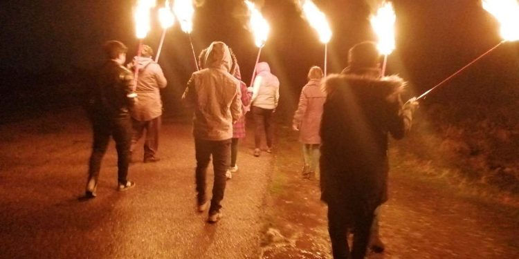 Gençlerden tecride karşı meşaleli yürüyüş