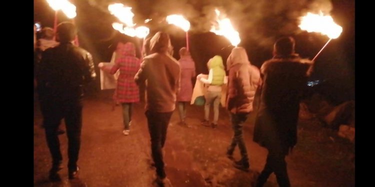 Gençlerden tecride karşı meşaleli yürüyüş