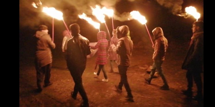 Gençlerden tecride karşı meşaleli yürüyüş