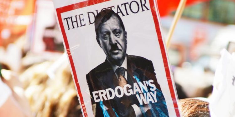 Diktatöre Tepki Vermek