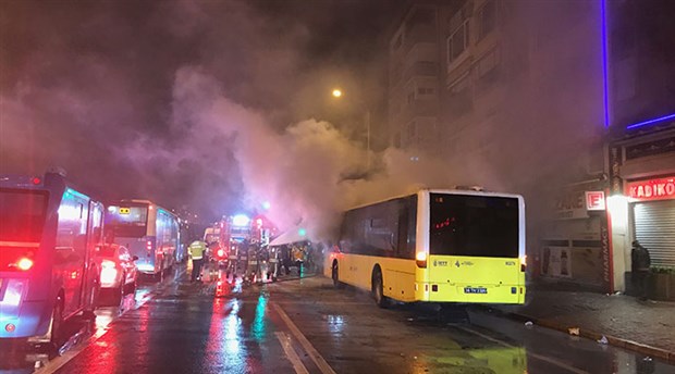 SON DAKİKA – İzmir ve İstanbul’da eylemler: 5 araç ve 2 kamyon ateşe verildi