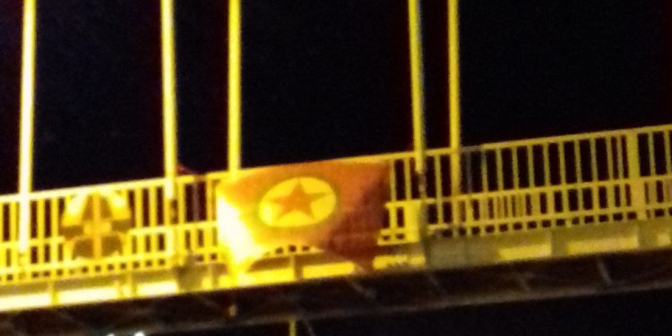 İntikâm Birimi Amed caddelerine PKK bayrakları astı