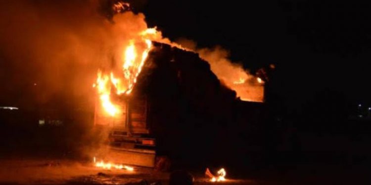 İstanbul’da iki araç ateşe verildi, bir markete EYP’li eylem