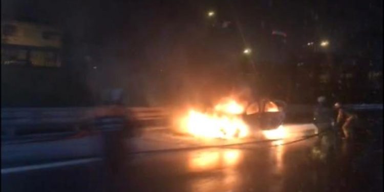 SON DAKİKA – İstanbul’da AKP’lilere ait iki lüks araç yakıldı