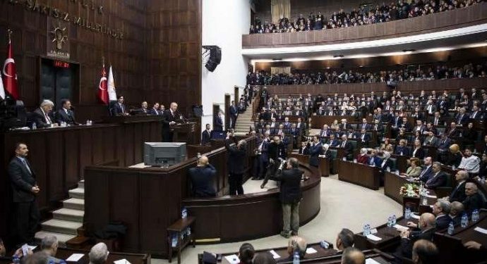 Faşist Erdoğan’ın konuşmasını keserek ‘Çoluk çocuk aç’ diye bağırdı