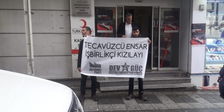Gençlerden, “Tecavüzcü Ensar, işbirlikçi Kızılay” pankartlı eylem