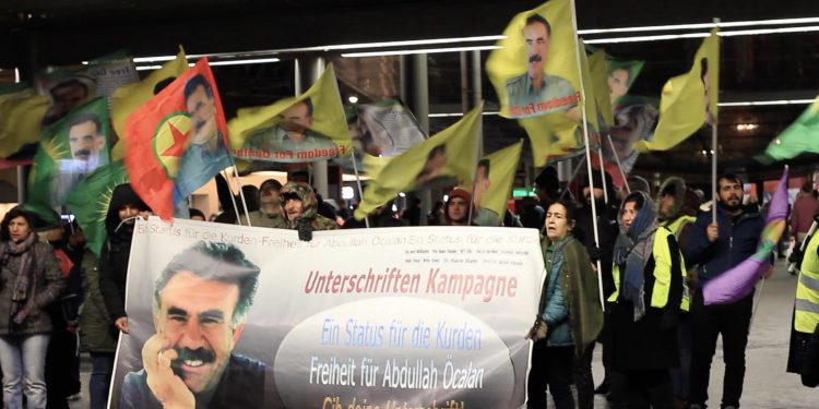 Kürtler Avrupa’da Halklar Önderi Öcalan için eylemde: Bu ateş sizi de yakar! – YENİLENDİ
