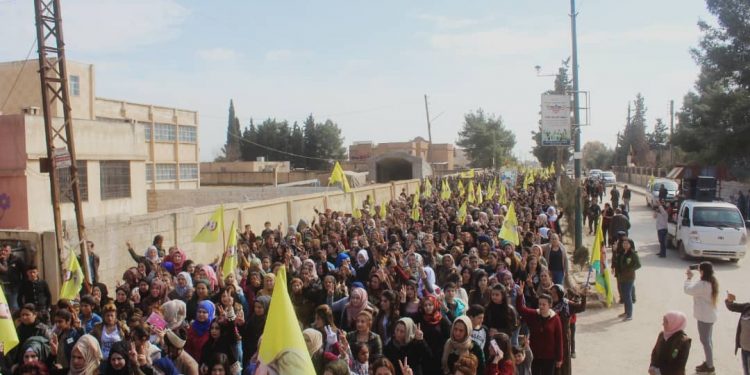 Dirbêsiyê’de binler Halklar Önderi Öcalan için yürüdü
