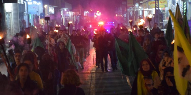 Genç kadınlardan 8 Mart için meşaleli yürüyüş