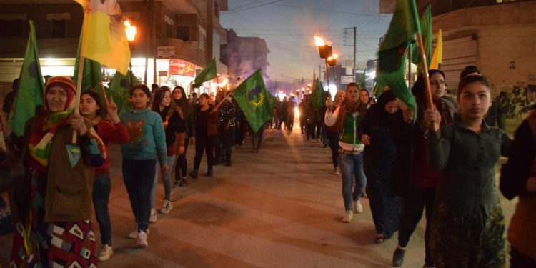 Genç kadınlardan 8 Mart için meşaleli yürüyüş