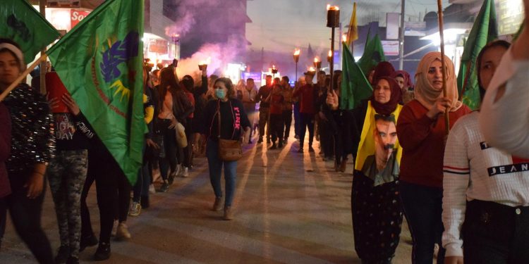 Genç kadınlardan 8 Mart için meşaleli yürüyüş