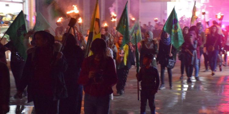 Genç kadınlardan 8 Mart için meşaleli yürüyüş