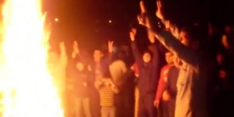 Derik’te Newroz ateşi yakıldı