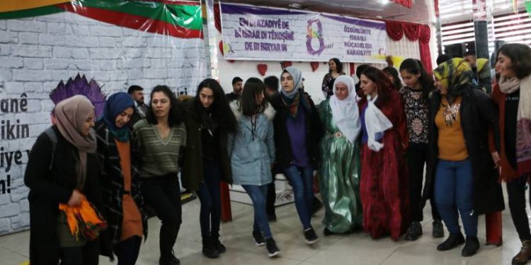 Erciş’te kadınlardan 8 Mart şöleni