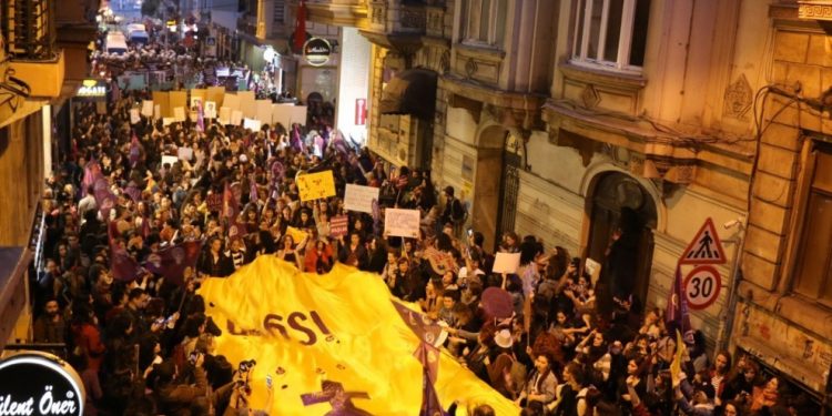 İstanbul’da kadınlar yasağı da barikatı da tanımadı