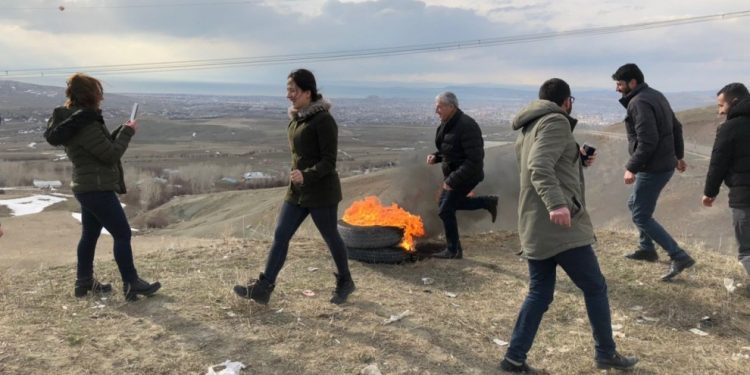 Wan’da Newroz ateşi yakıldı