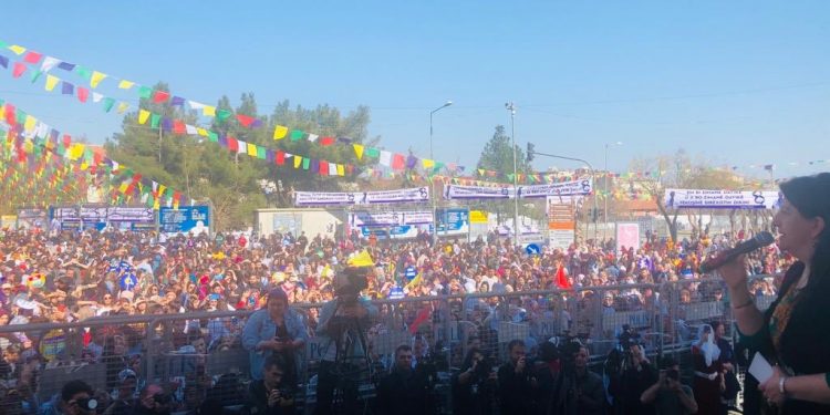 Binlerce kadın Amed İstasyon Meydanı’nda buluştu