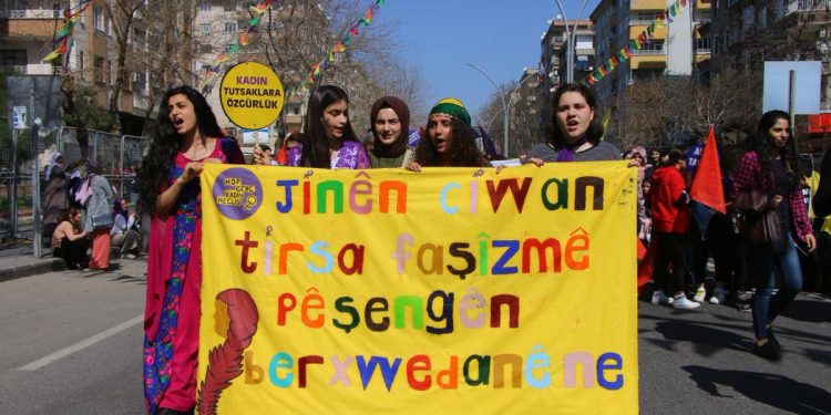 Binlerce kadın Amed İstasyon Meydanı’nda buluştu