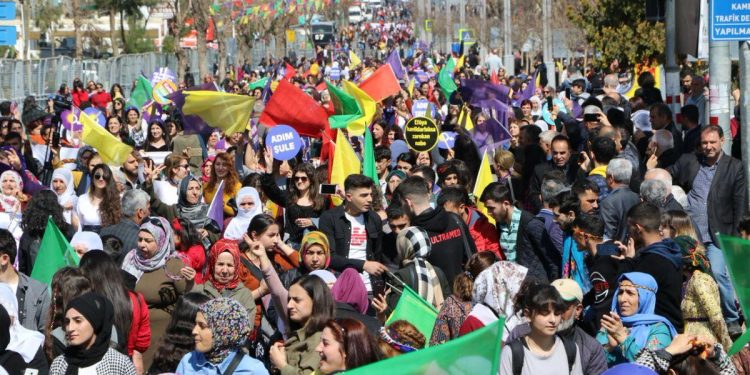 Binlerce kadın Amed İstasyon Meydanı’nda buluştu