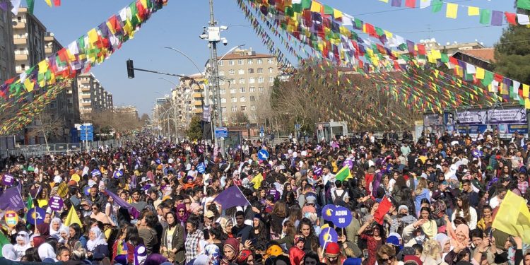 Binlerce kadın Amed İstasyon Meydanı’nda buluştu