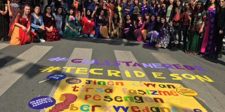 Binlerce kadın Amed İstasyon Meydanı’nda buluştu