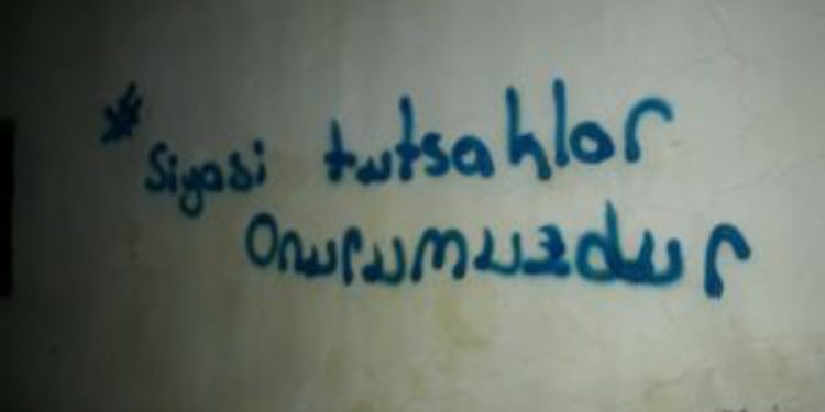 Siyasi tutsaklar için duvar yazılama çalışması