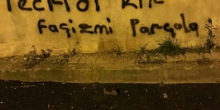 Siyasi tutsaklar için duvar yazılama çalışması