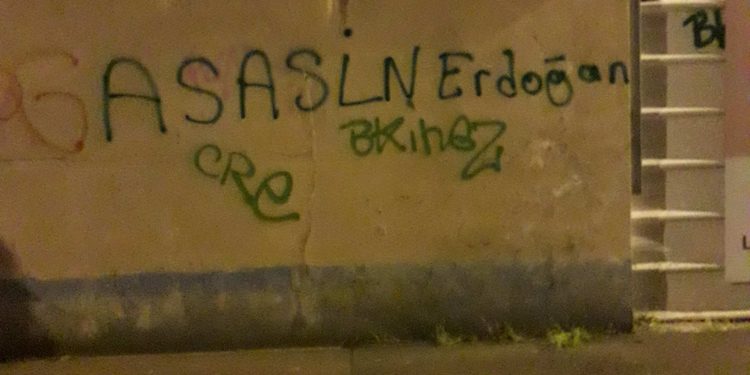 Drancy’de gençlerden Maxmûr’a dönük saldırılara karşı yazılama çalışması