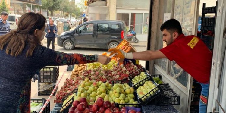 Görevden alınan Eşbaşkanlar halka 3 bin 500 maske dağıttı