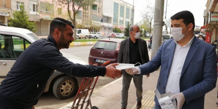 Görevden alınan Eşbaşkanlar halka 3 bin 500 maske dağıttı