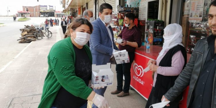 Görevden alınan Eşbaşkanlar halka 3 bin 500 maske dağıttı