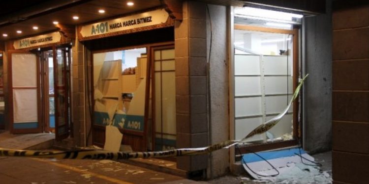 Sur ilçesinde A-101 marketine EYP’li eylem