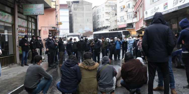 Faşist Türk polisi Helin Bölek’in cenaze törenine saldırdı: Gözaltılar var
