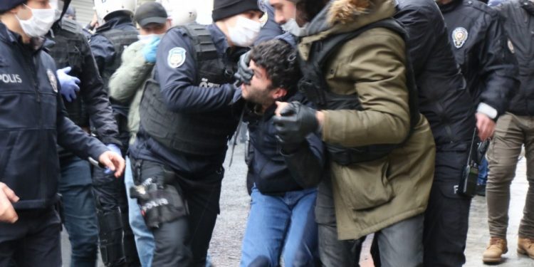 Faşist Türk polisi Helin Bölek’in cenaze törenine saldırdı: Gözaltılar var