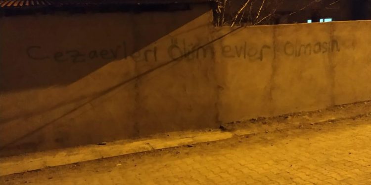 Wan’da siyasi tutsaklar için duvar yazılama çalışması