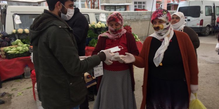 HDP Wan Gençlik Meclisi yurttaşlara maske dağıttı