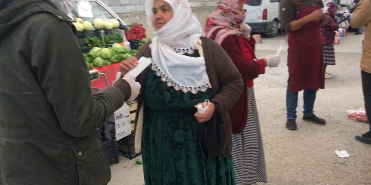 HDP Wan Gençlik Meclisi yurttaşlara maske dağıttı