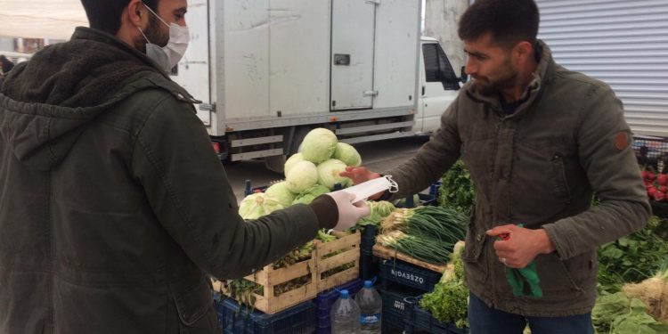 HDP Wan Gençlik Meclisi yurttaşlara maske dağıttı