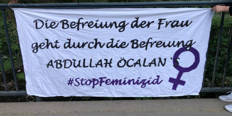 Genç kadınlardan eylem: “Kadının özgürlüğü Abdullah Öcalan’ın özgürlüğüne bağlıdır”