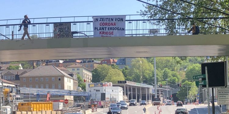 Stuttgart’ta gençlerden “Korona zamanında Erdoğan savaşa hazırlanıyor” pankartı