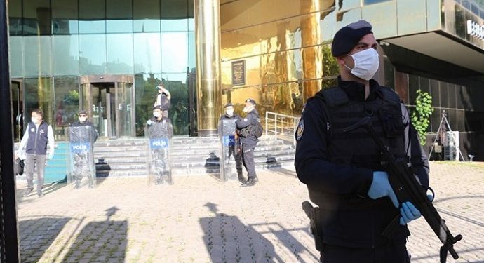 Önce işgal etti sonra marş okuttu