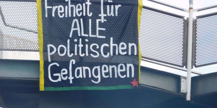 Stuttgart‘ta siyasi tutsaklara destek pankartı