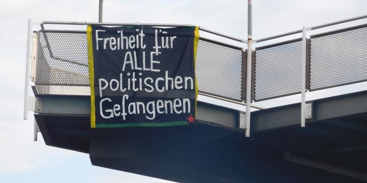 Stuttgart‘ta siyasi tutsaklara destek pankartı