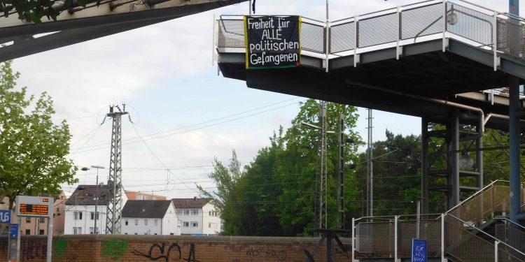 Stuttgart‘ta siyasi tutsaklara destek pankartı