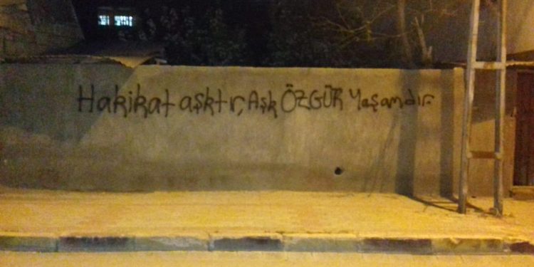 HDP’li gençlerden “Mayıs Ayı şehitleri” anısına duvar yazılama çalışması