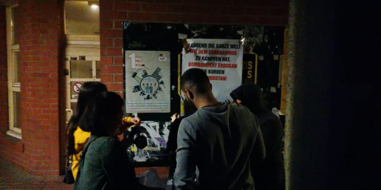 Kassel’de gençlerden afişleme çalışması