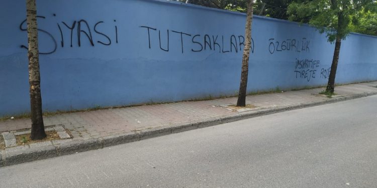 Jinên Tîrêjên Roje İnisiyatifinden pankart ve duvar yazılama çalışması