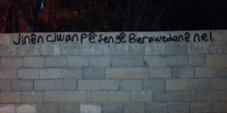 HDP’li gençlerden “Mayıs Ayı şehitleri” anısına duvar yazılama çalışması