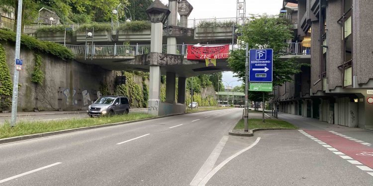 Freiburg’ta TCŞ ve JCA aktivistlerinden “Katliama sessiz kalma” pankartı